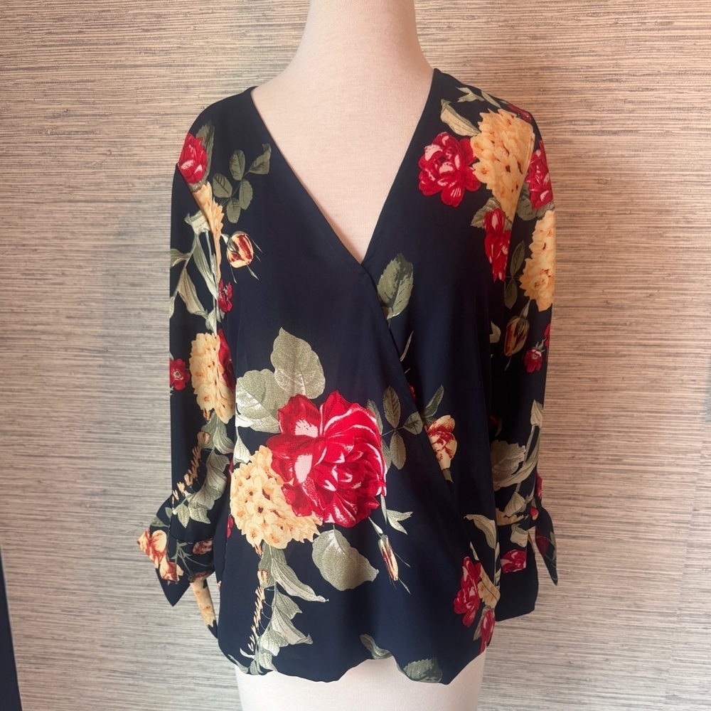 West Kei Navy Floral V-Neck Blouse w ties on sleeves. Sz M